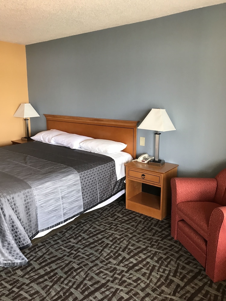 Carolina Inn & Suites of Lake Norman - photo 7
