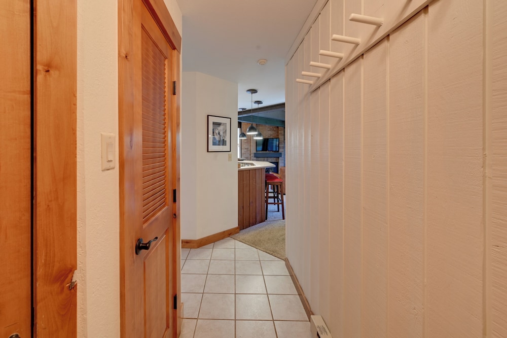 Upscale Condo w Balcony 1 2 Mi to Ski Resort - photo 8