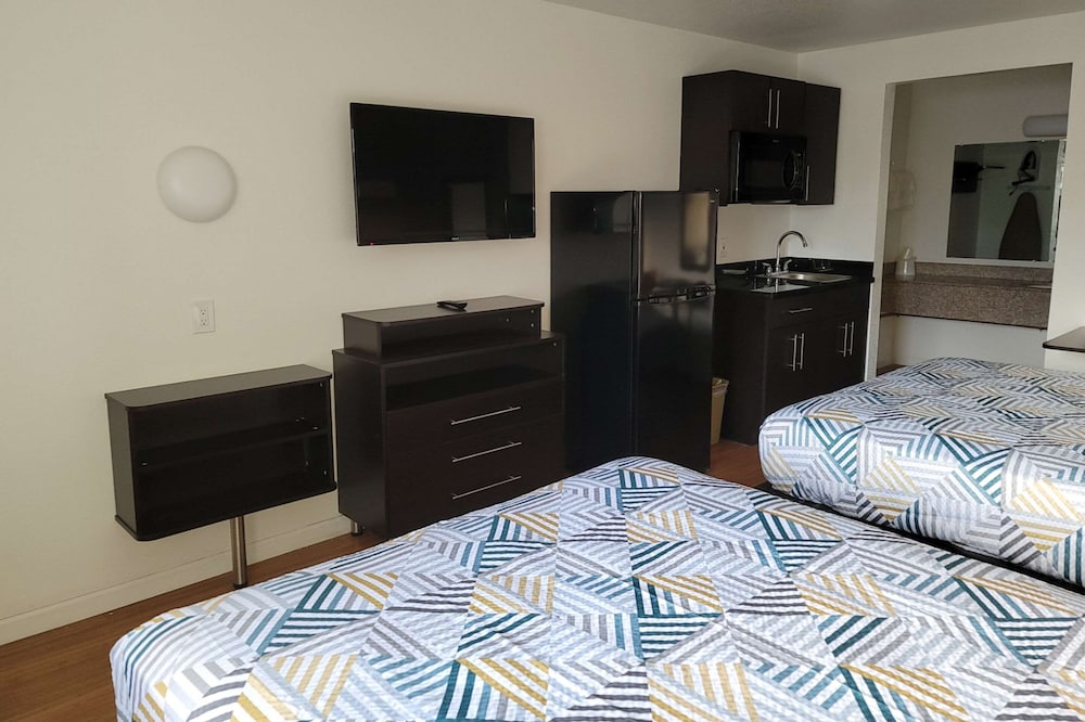 Rodeway Inn & Suites Thousand Palms Rancho Mirage - photo 25