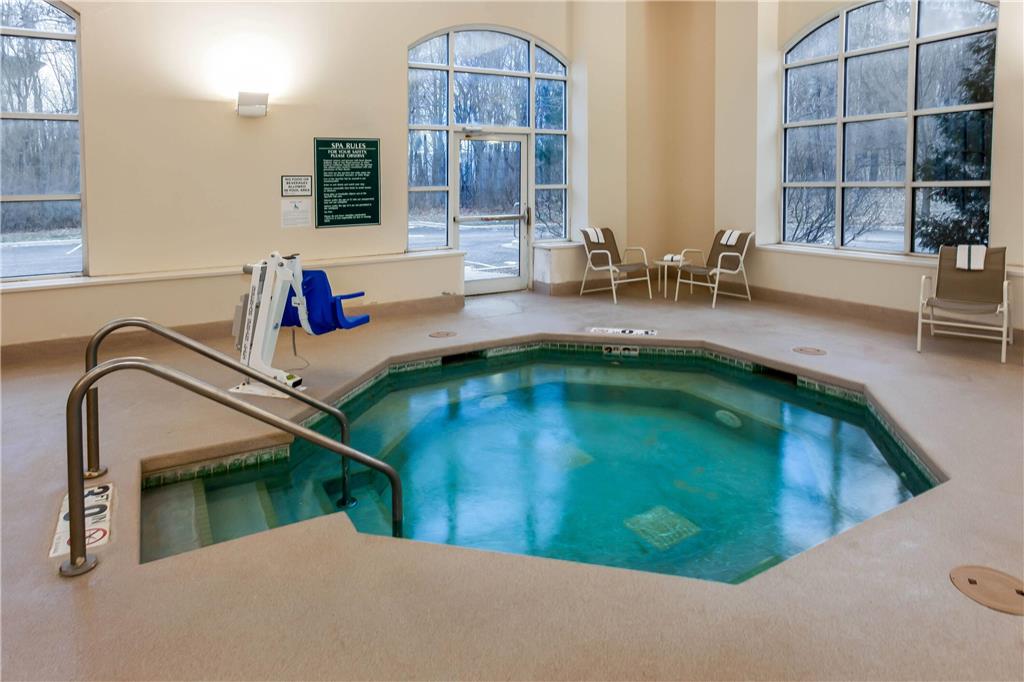 La Quinta Inn & Suites by Wyndham Milwaukee SW New Berlin - photo 4