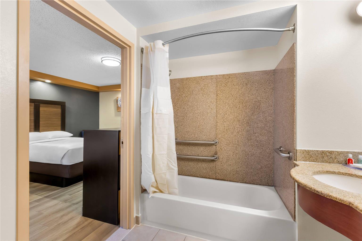 Econo Lodge Woodbridge - photo 20