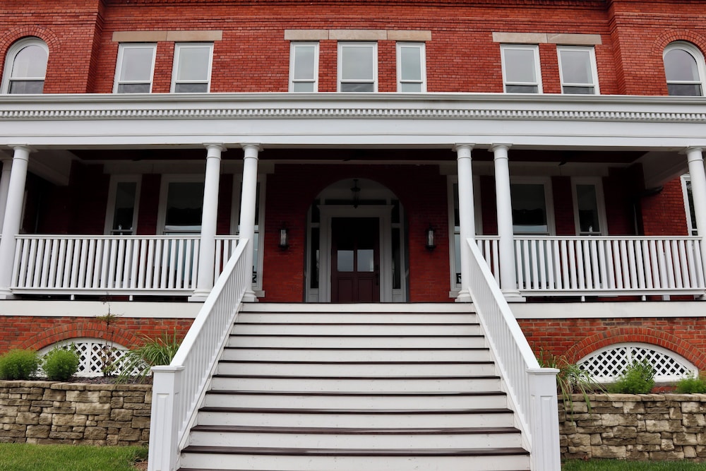 Historic Red Rooster Inn - photo 7