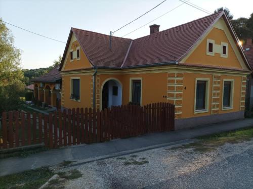 Nádkunyhó Vendégház — hotel in Zalalovo