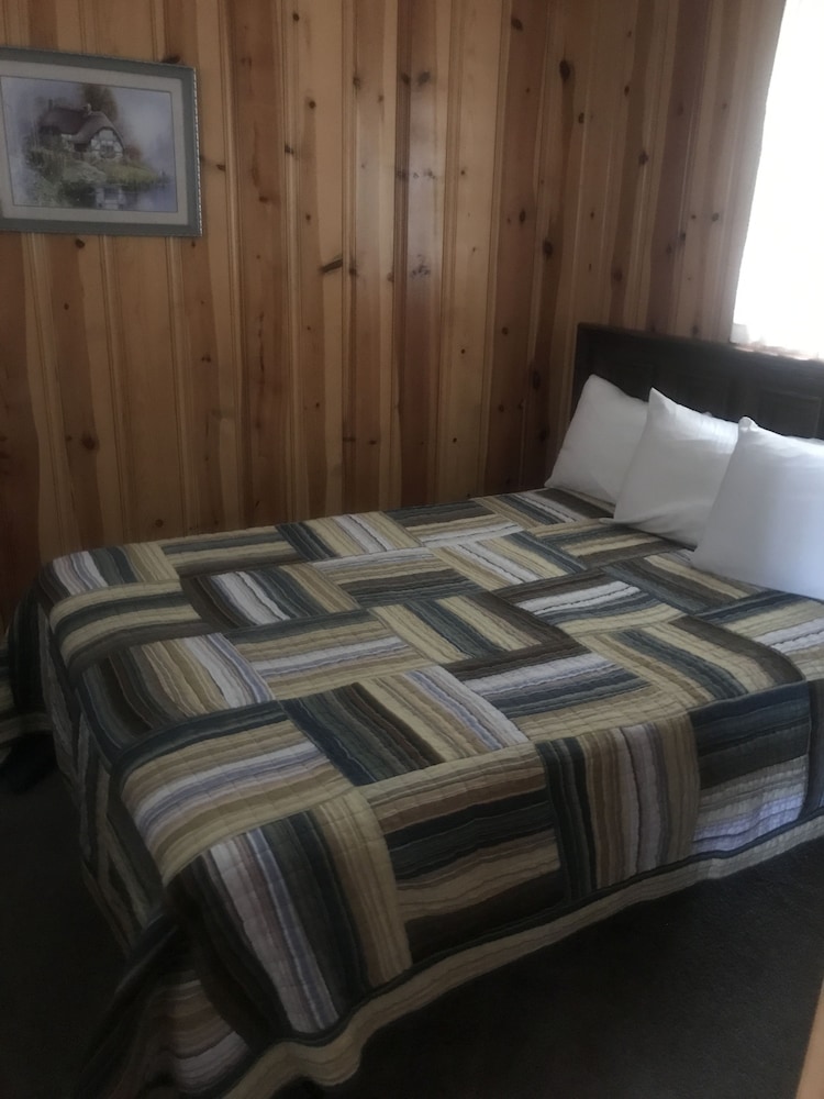 Chalet Motel - photo 3