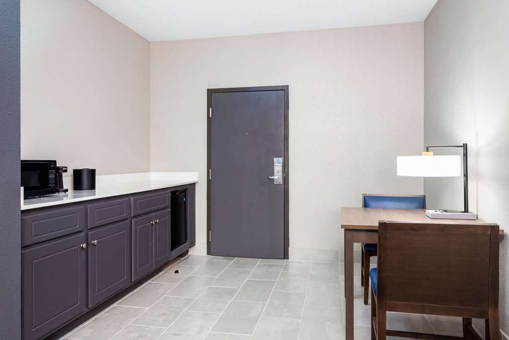La Quinta Inn & Suites by Wyndham Augusta Near Fort Gordon - photo 24
