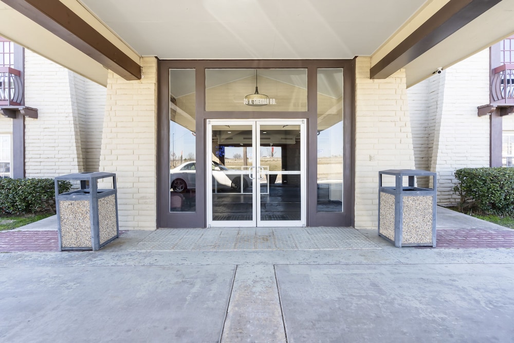 OYO Hotel Tulsa N Sheridan Rd & Airport - photo 33