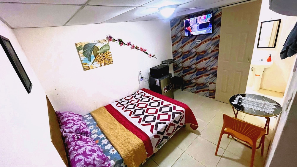 Habitación con entrada Privada en Playa Dorada Kitchenette y baño. in Unknown City, Panama