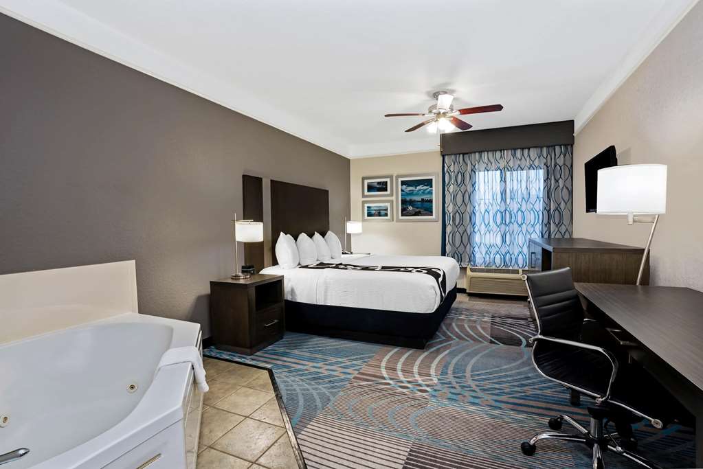 La Quinta Inn & Suites by Wyndham Conroe - photo 21