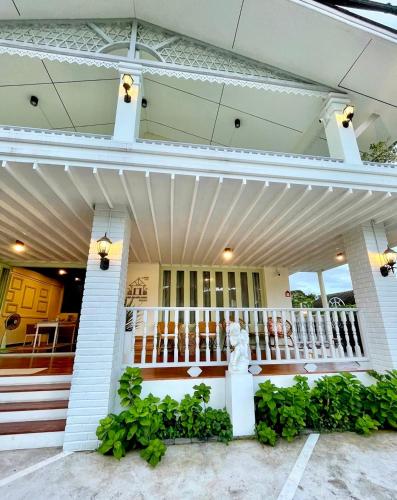 Zane Balcony House Ranong Hotel เซน บัลโคนี่ เฮ้าส์ ระนอง in Ranong, Thailand