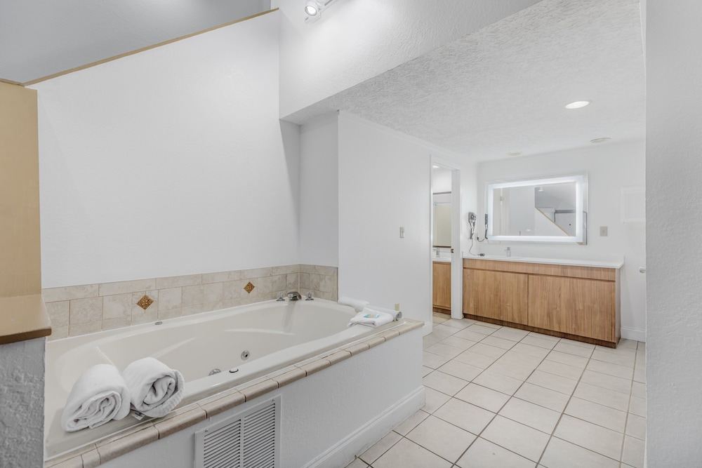 Crossroads Inn & Suites - photo 39