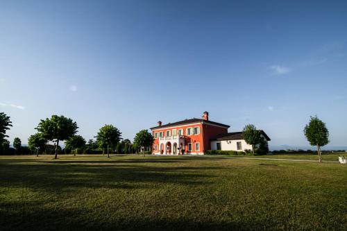 Villa San Pietro — 4-Star Luxury Hotel in Desenzano Del Garda, Italy