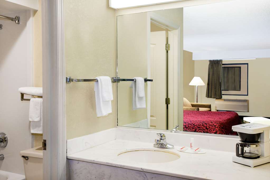 Days Inn and Suites Airport Columbia - photo 14
