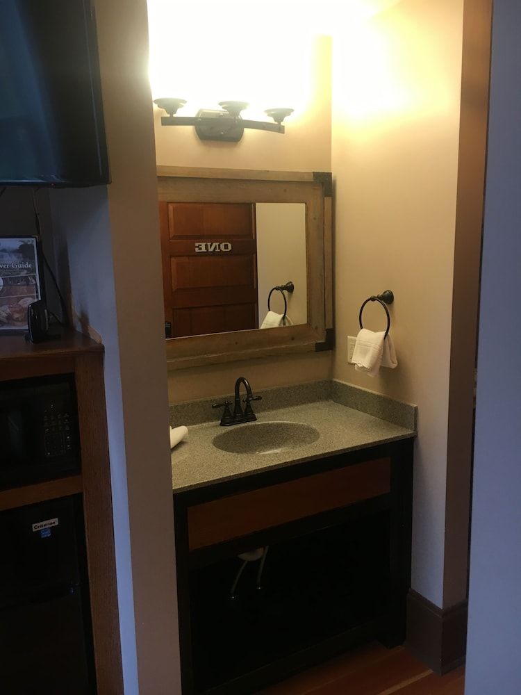 Iron Horse Outfitters and Inn - photo 3