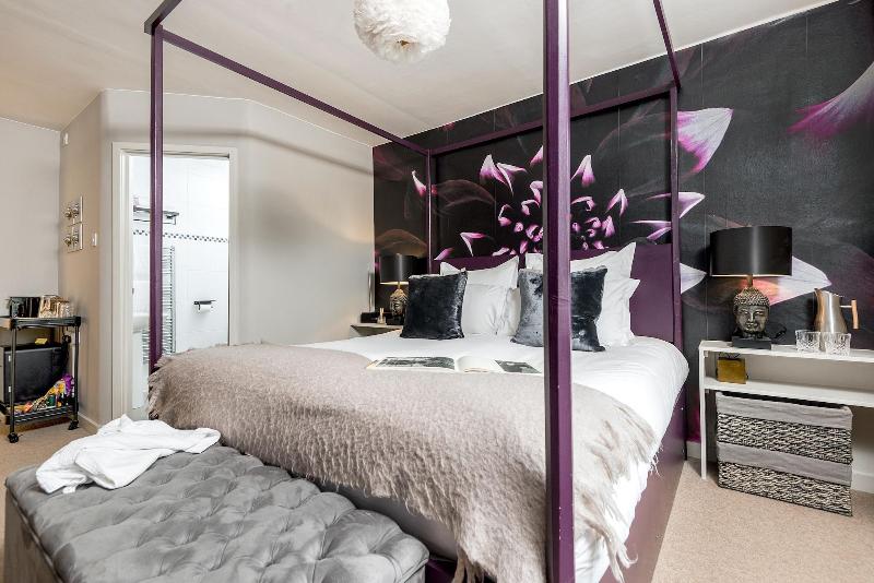Crazy Fox Hurley Boutique Bed & Breakfast — 5-Star Luxury Hotel in Maidenhead, United Kingdom