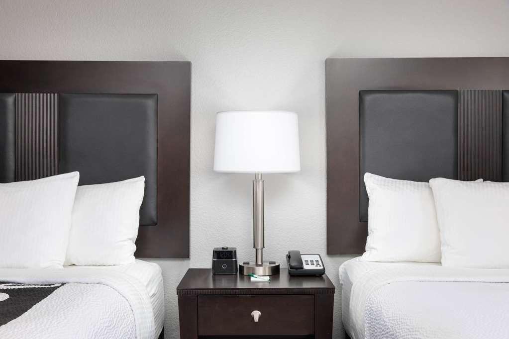 La Quinta Inn & Suites by Wyndham Atlanta Airport South - photo 9