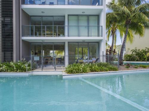 Blue on Blue Apartment 1011 — 4-Star Luxury Hotel in Nelly Bay, Australia