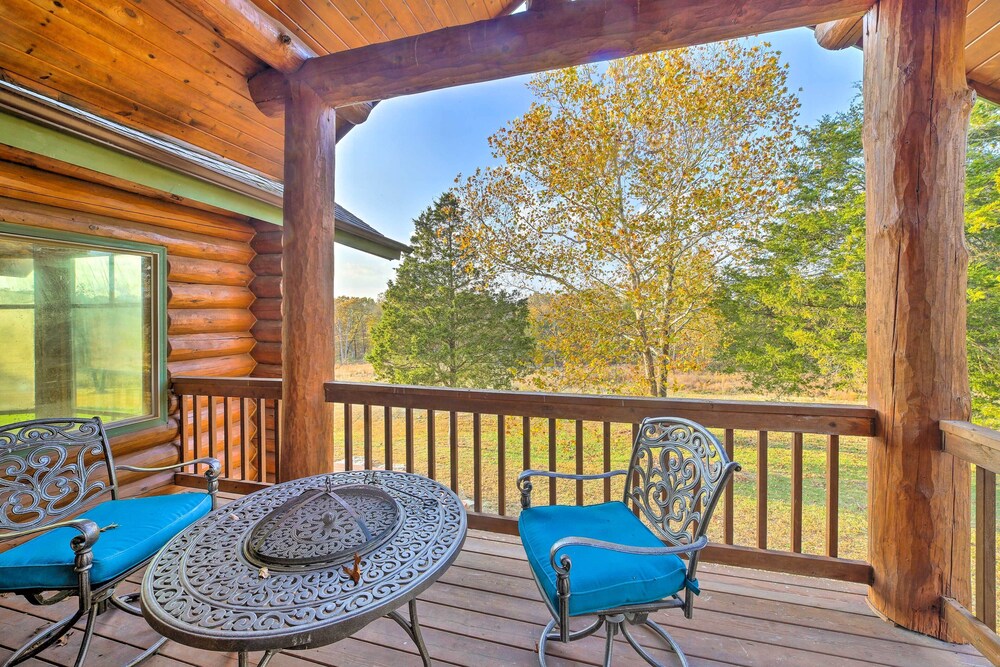 Walk to Table Rock Lake Spacious Home with Deck — 4-Star Luxury Hotel in Shell Knob, United States