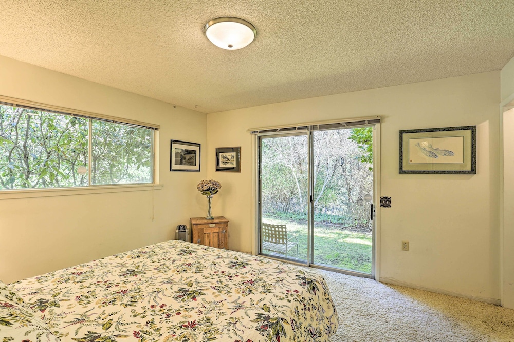 Woodsy Willow Creek Getaway with Pool and Deck — hotel in Willow Creek