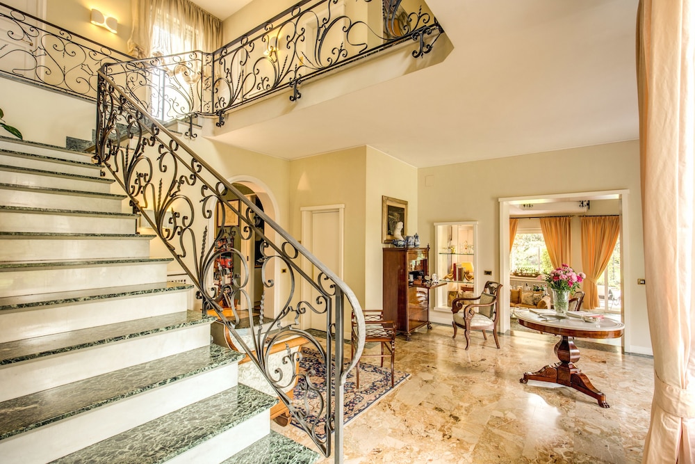 La Gaura Guest House — 4-Star Luxury Hotel in Rome, Italy