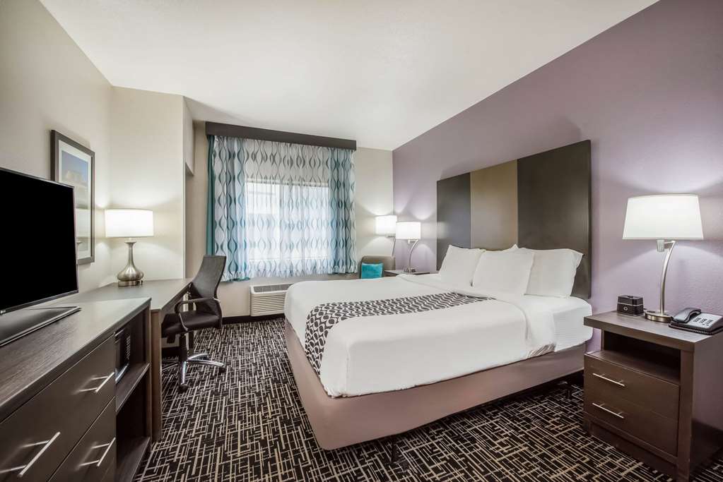 La Quinta Inn & Suites by Wyndham Fairborn Wright Patterson - photo 18