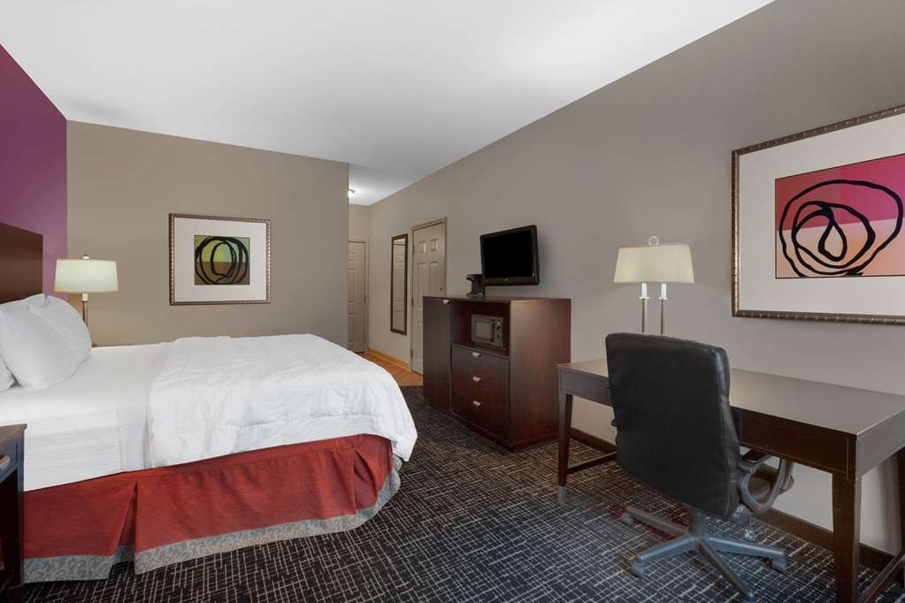 La Quinta Inn & Suites by Wyndham Lumberton - photo 19