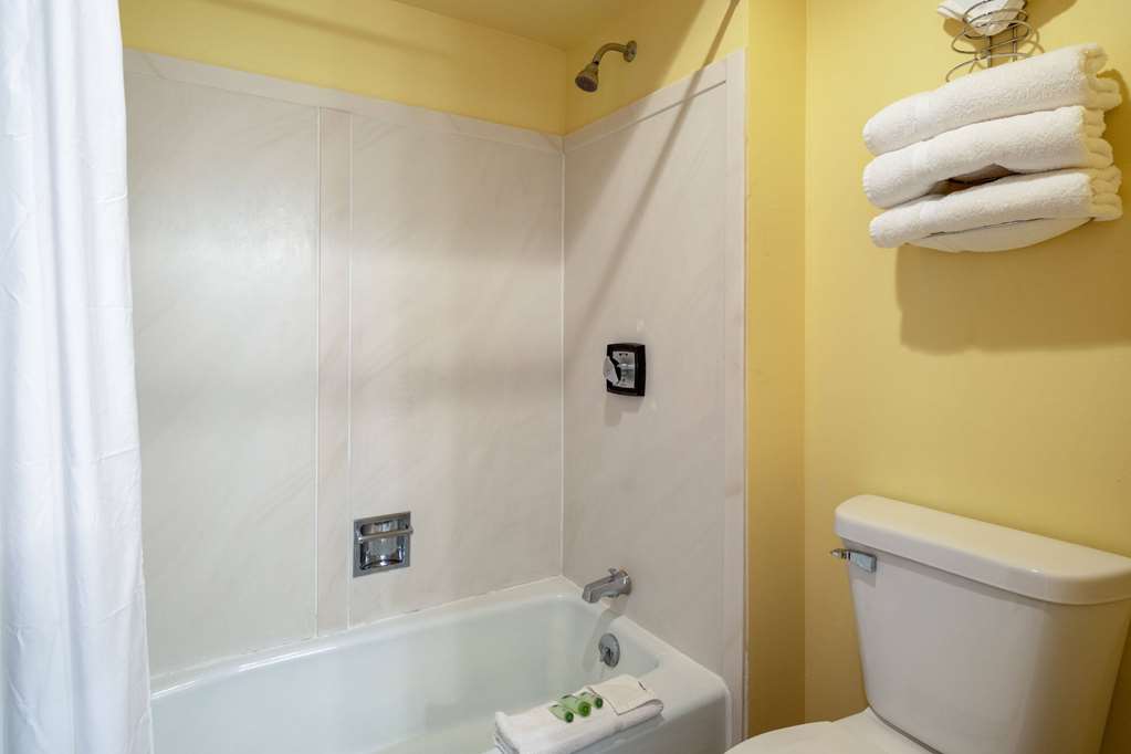 Travelodge by Wyndham Merrill - photo 11