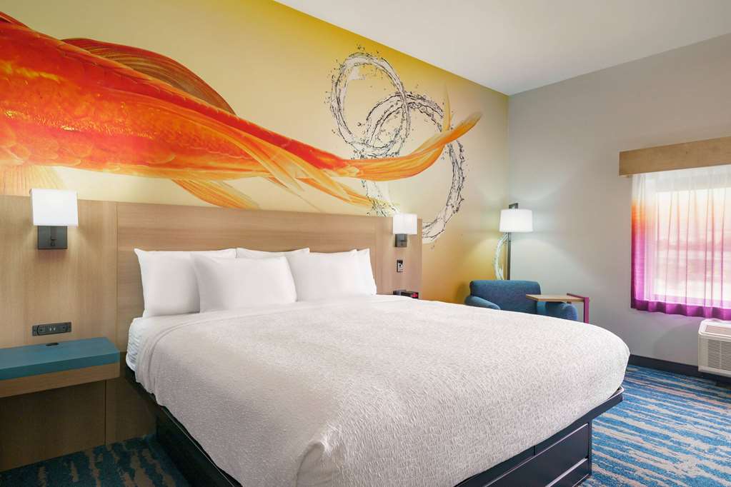 La Quinta Inn & Suites by Wyndham San Antonio Seaworld LAFB - photo 18