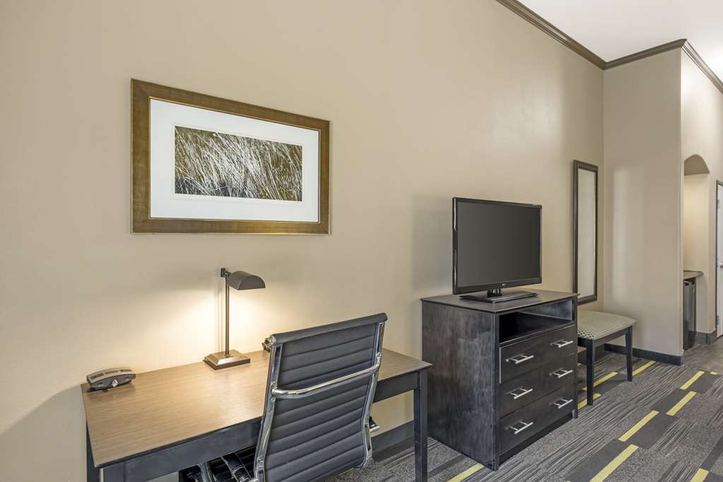 Best Western Plus Emerald Inn & Suites - photo 22