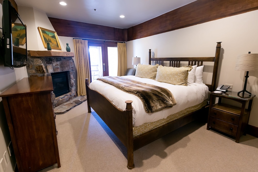 Deluxe King Room with Fireplace Hotel Room - featured photo