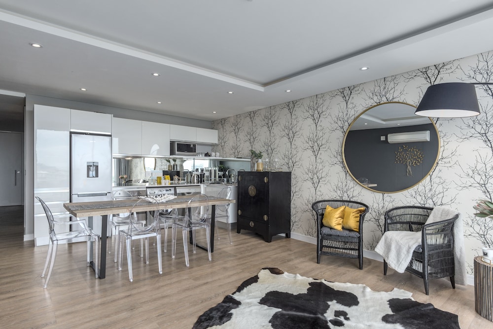 Warwick 502 — 4-Star Luxury Hotel in Cape Town, South Africa