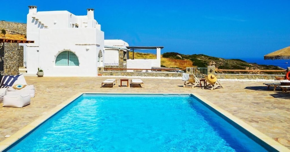 Villa Mira Paros Luxury Suites — 4-Star Luxury Hotel in Paros, Greece