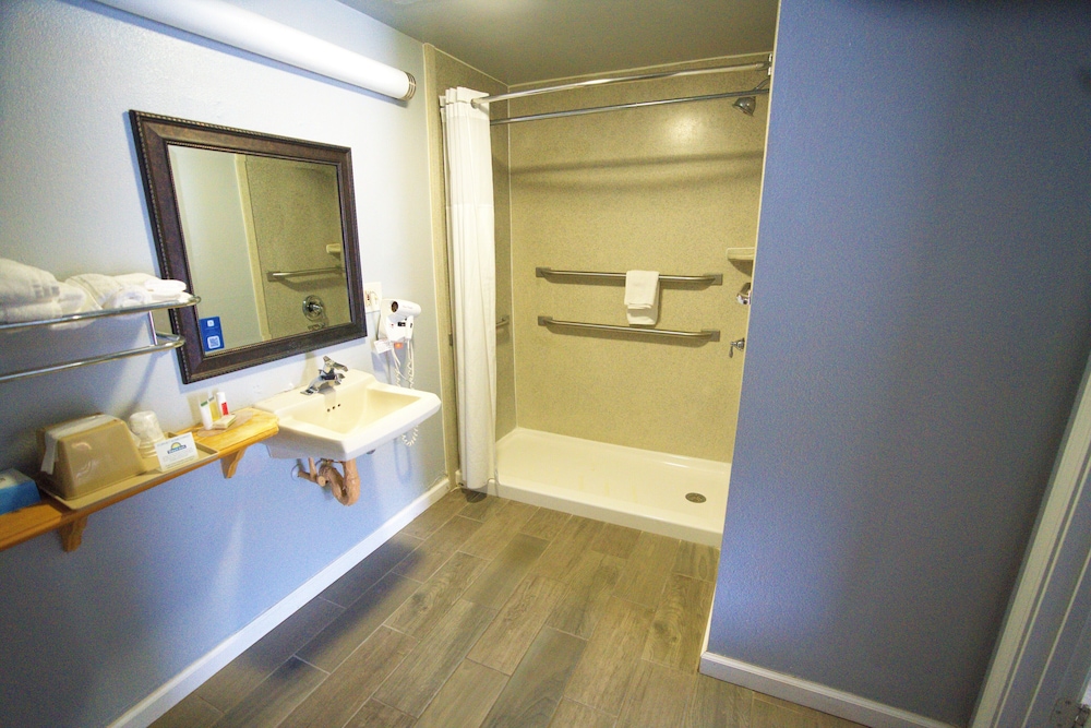 Columbus Inn and Suites - photo 17