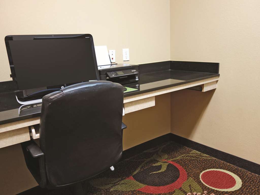 La Quinta Inn & Suites by Wyndham Seguin - photo 35