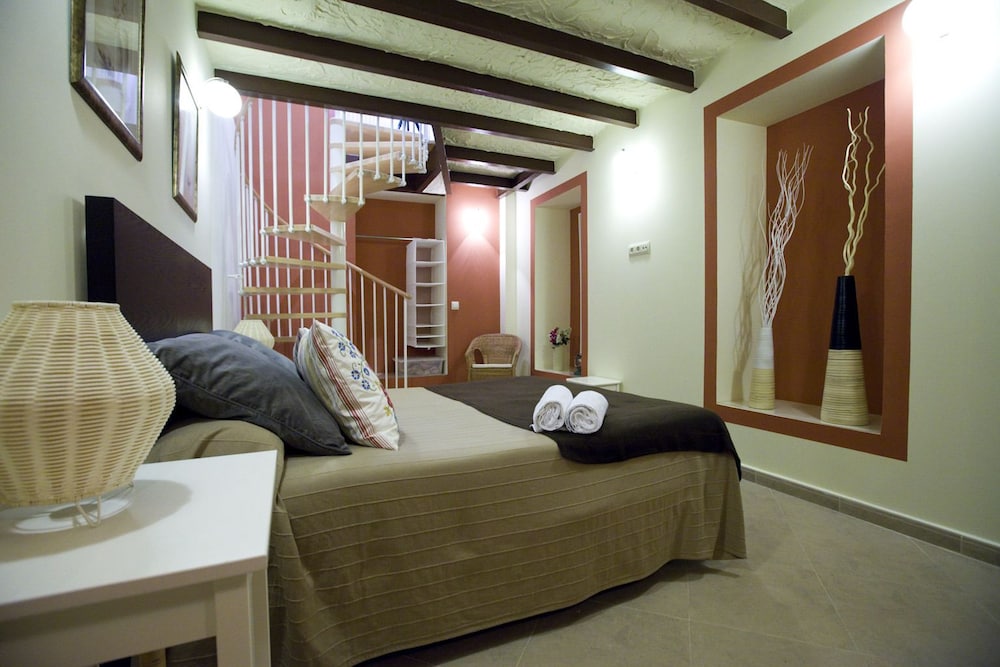 Apartamentos Camino del Prado — 4-Star Luxury Hotel in Madrid, Spain