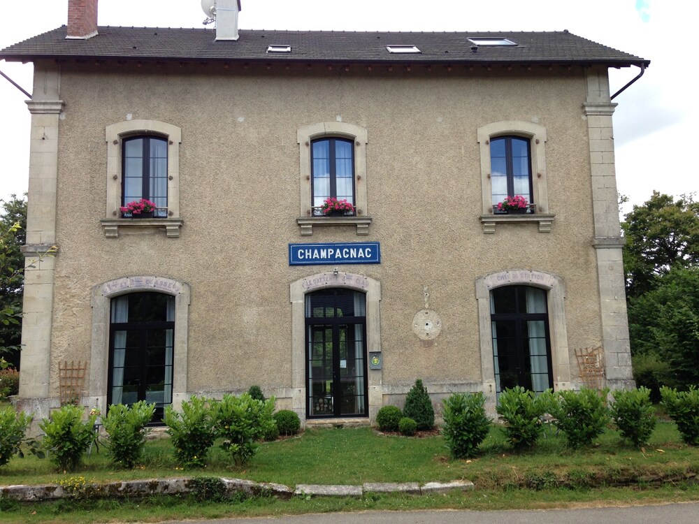 La Gare aux Oiseaux — hotel in Rochechouart