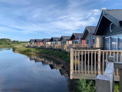 Lakeside Retreat at The Bay Filey sleeps 4 2 non shedding dogs welcome for free in Filey, United Kingdom