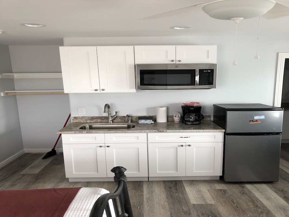 Beachgate CondoSuites & Motel - photo 45