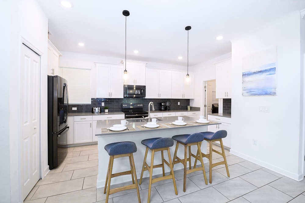 Bright & Airy 5BR Resort Home with Pool - photo 16
