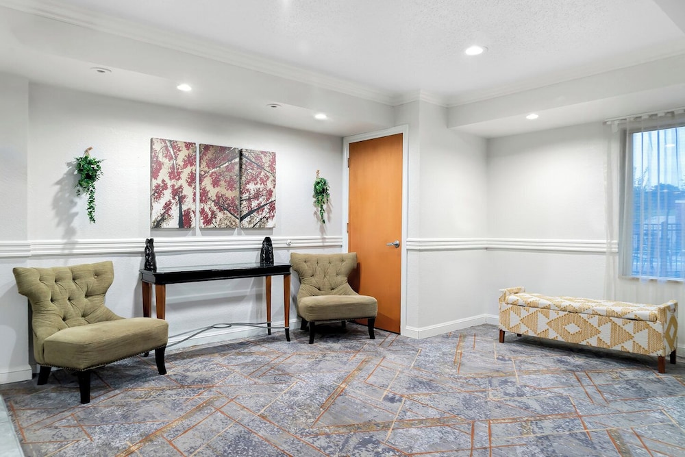 Red Roof Inn Auburn Hills - photo 4