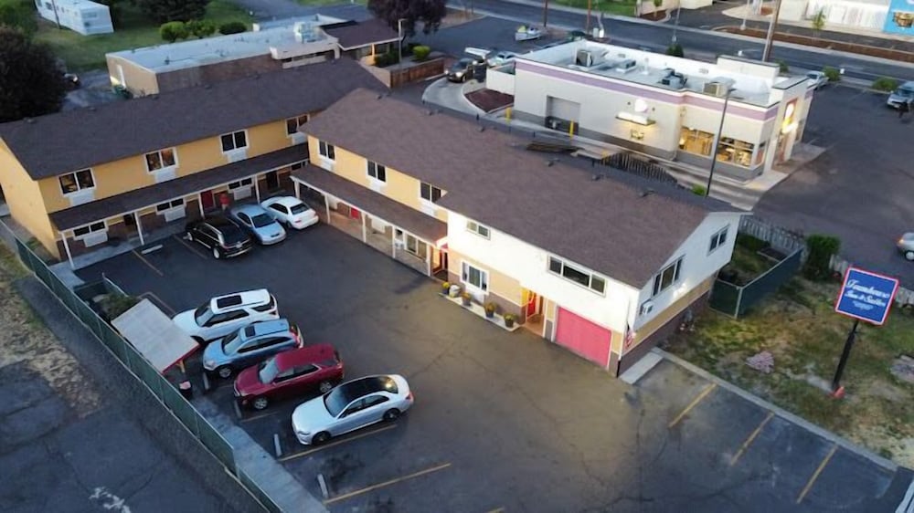 Townhouse Inn & Suites - photo 2