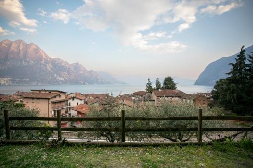 Iseolakerental Casa Angelica — 4-Star Luxury Hotel in Riva Di Solto, Italy