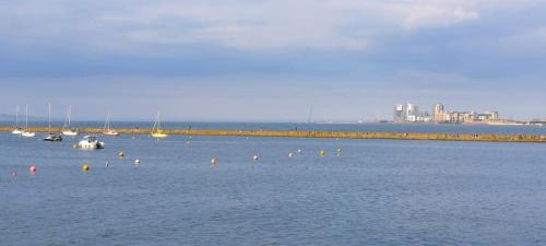 Comfortable Double Room Great Transport to City Centre and Airport 5 mins to Beach Great Value in Edinburgh, United Kingdom