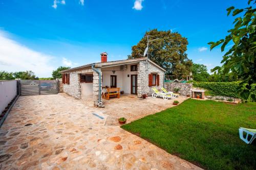 Charming House Nino with a fenced yard — 4-Star Luxury Hotel in Bale, Croatia