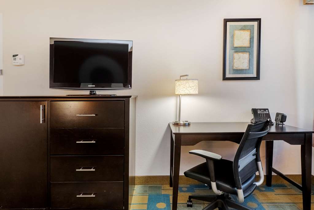 La Quinta Inn & Suites by Wyndham Mansfield OH - photo 30