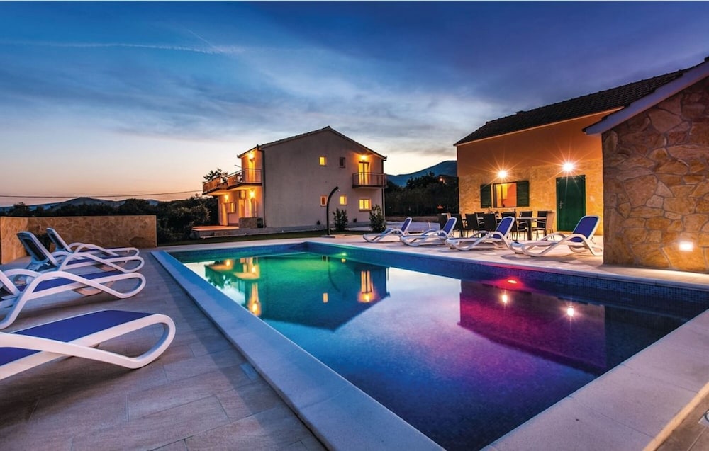 Holiday Home Lucija — 4-Star Luxury Hotel in Kastel Stari, Croatia