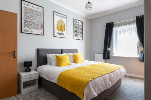 2BR 2BA Apartment Emperor Beds Free Parking Near LGW Airport — 4-Star Luxury Hotel in Crawley, United Kingdom