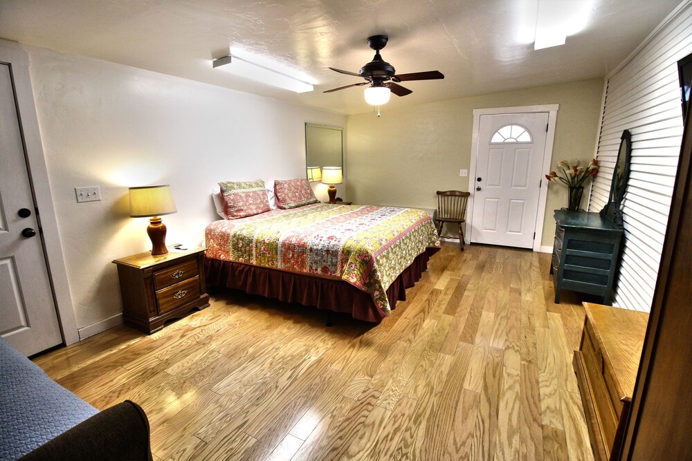 Peach Tree Inn & Suites - photo 26