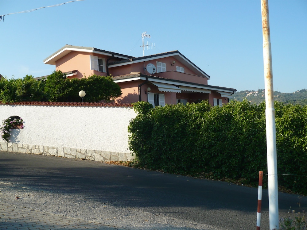 Azienda Agrituristica Villa Arianna — 4-Star Luxury Hotel in Imperia, Italy