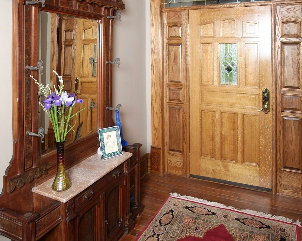 The Victorian Tudor Inn - photo 3