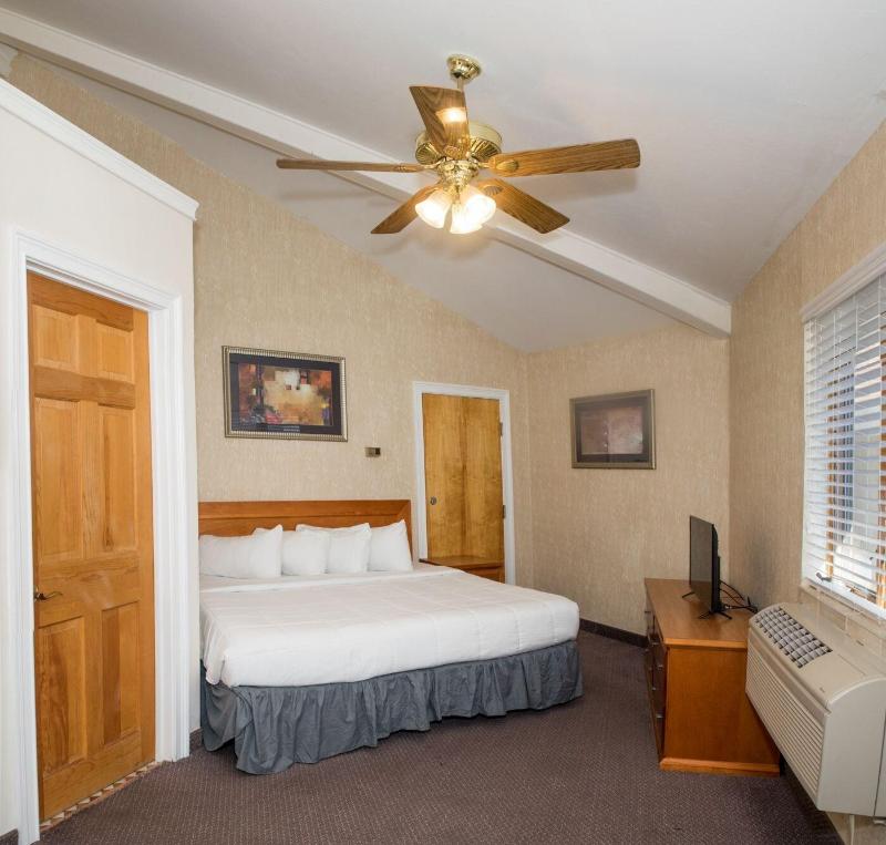 Cedar Park Inn & Whirlpool Suites - photo 15